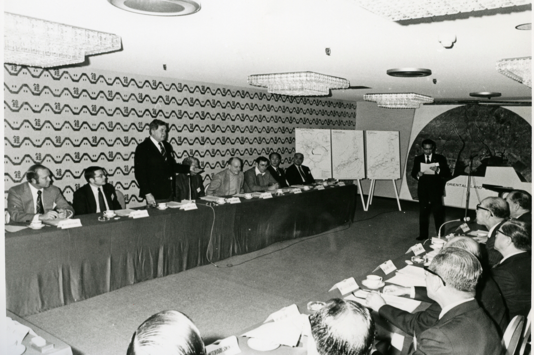 東京ディズニーランド誘致における交渉と信頼関係を表すイメージ